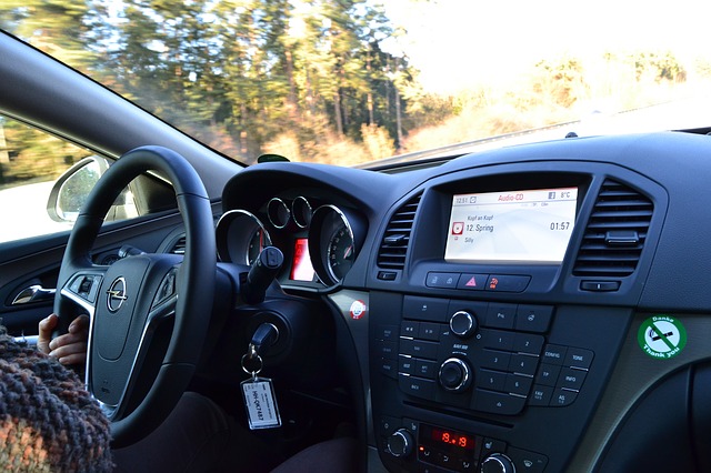 palubní deska moderního automobilu
